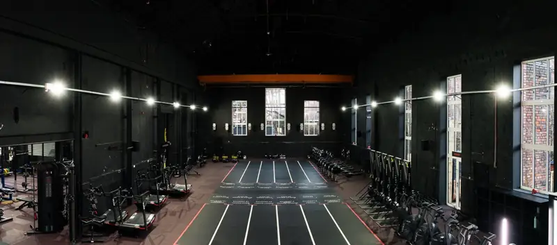 Pistas y equipamiento de entrenamiento en interior del Institute of Fitness Racing