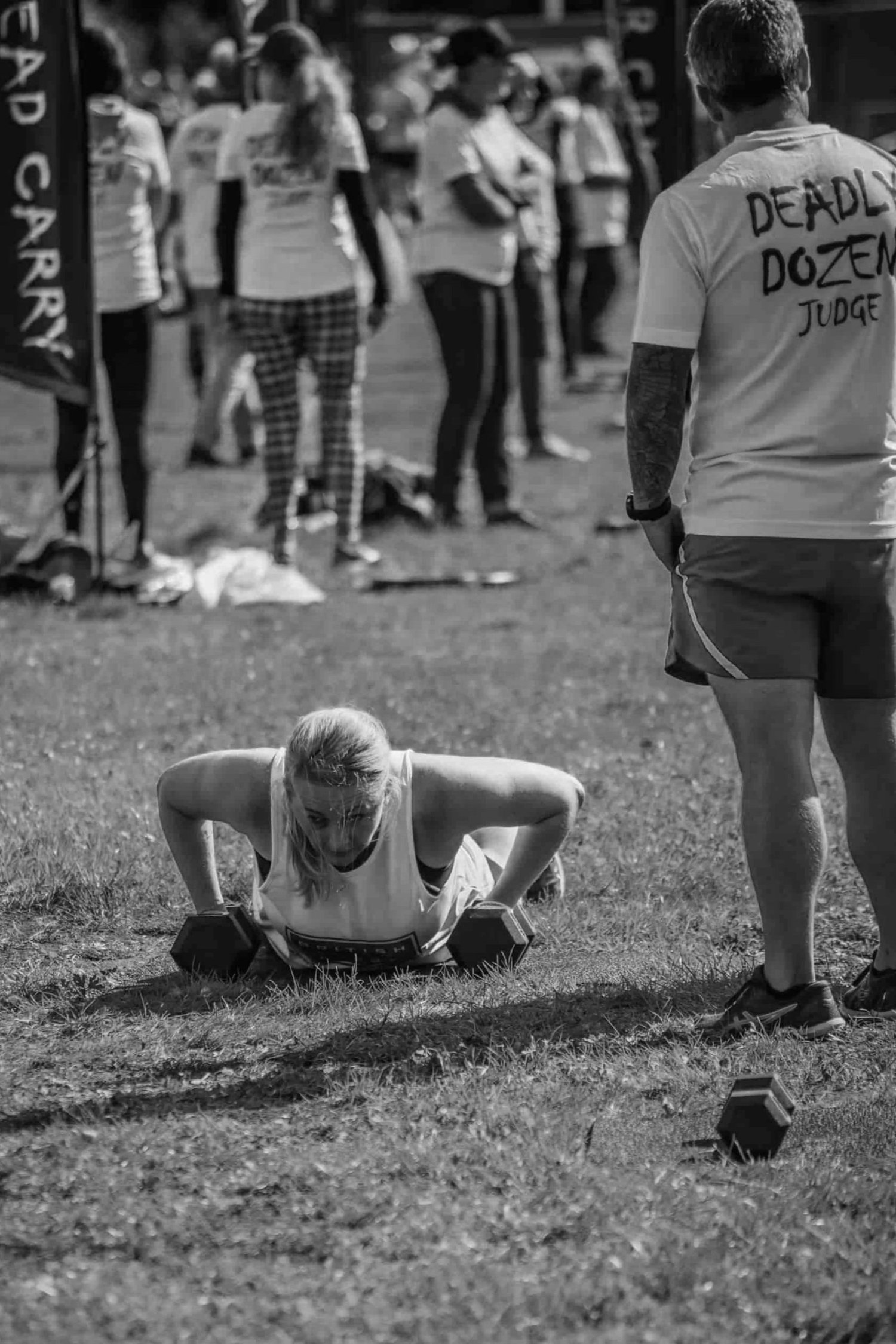 Atleta que termina con press «devil» con mancuernas, el duodécimo y último labor