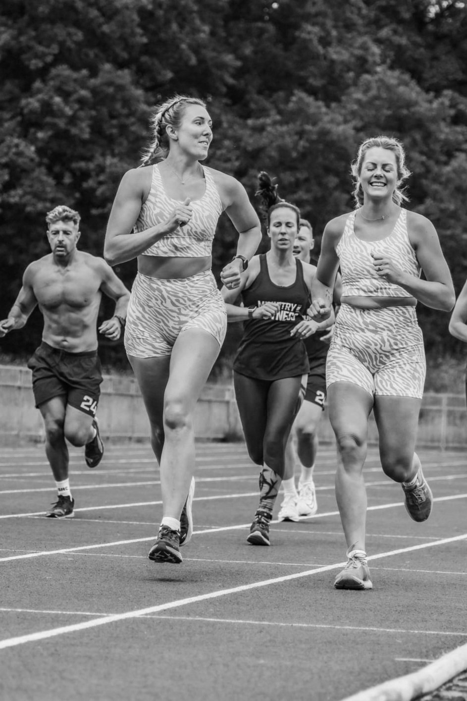 Atletas corriendo una vuelta de 400 metros en la pista de atletismo