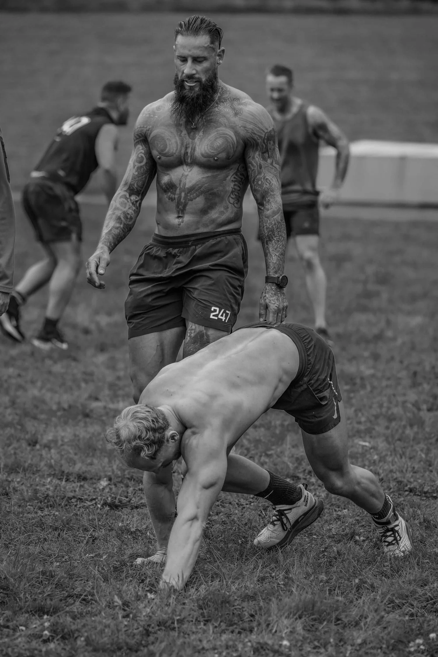 Atleta arrastrándose como un oso por la calle de 30 metros en la prueba «Bear Crawl» labor