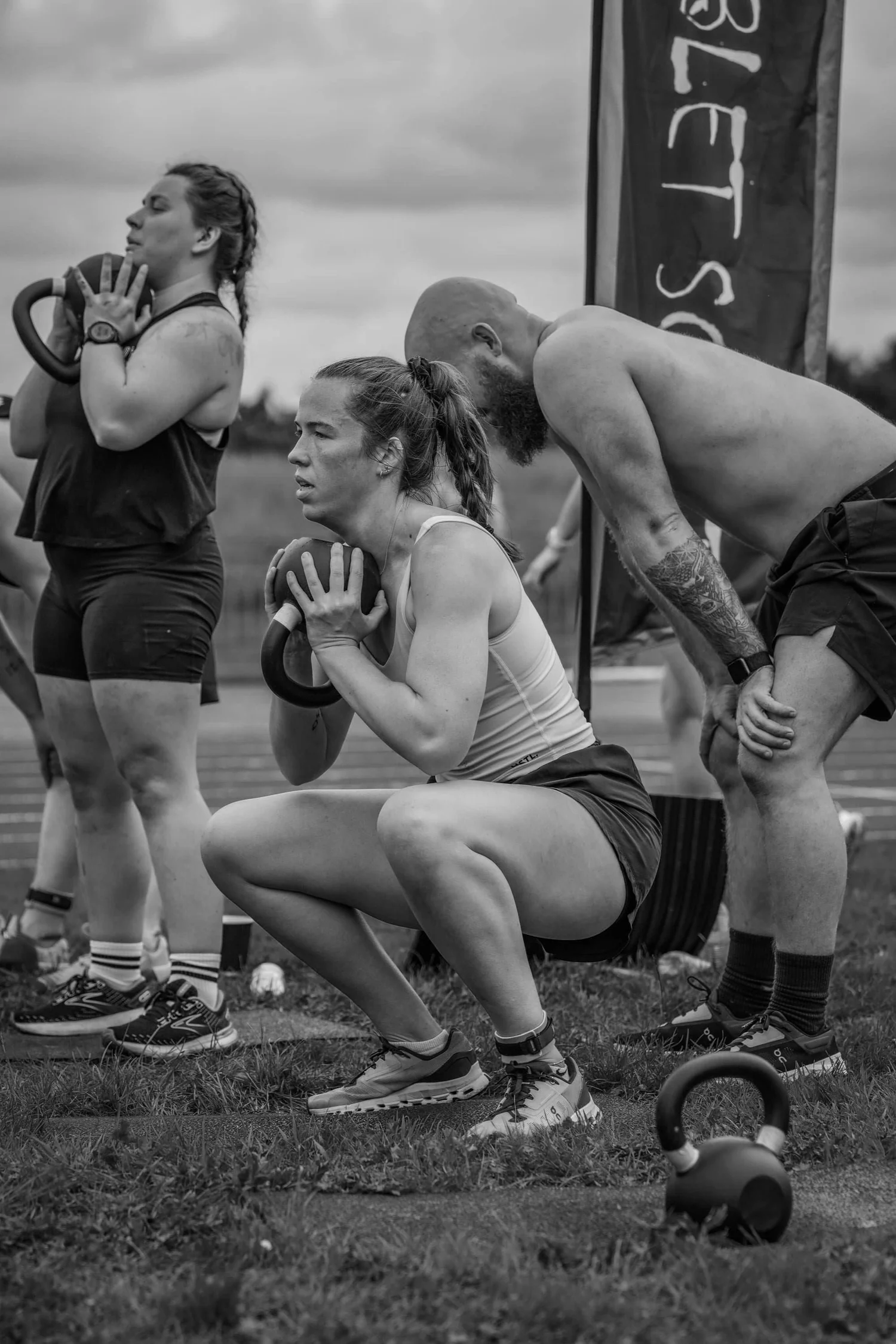Atleta realizando un «goblet» con kettlebell squat o en el «goblet» Squat labor
