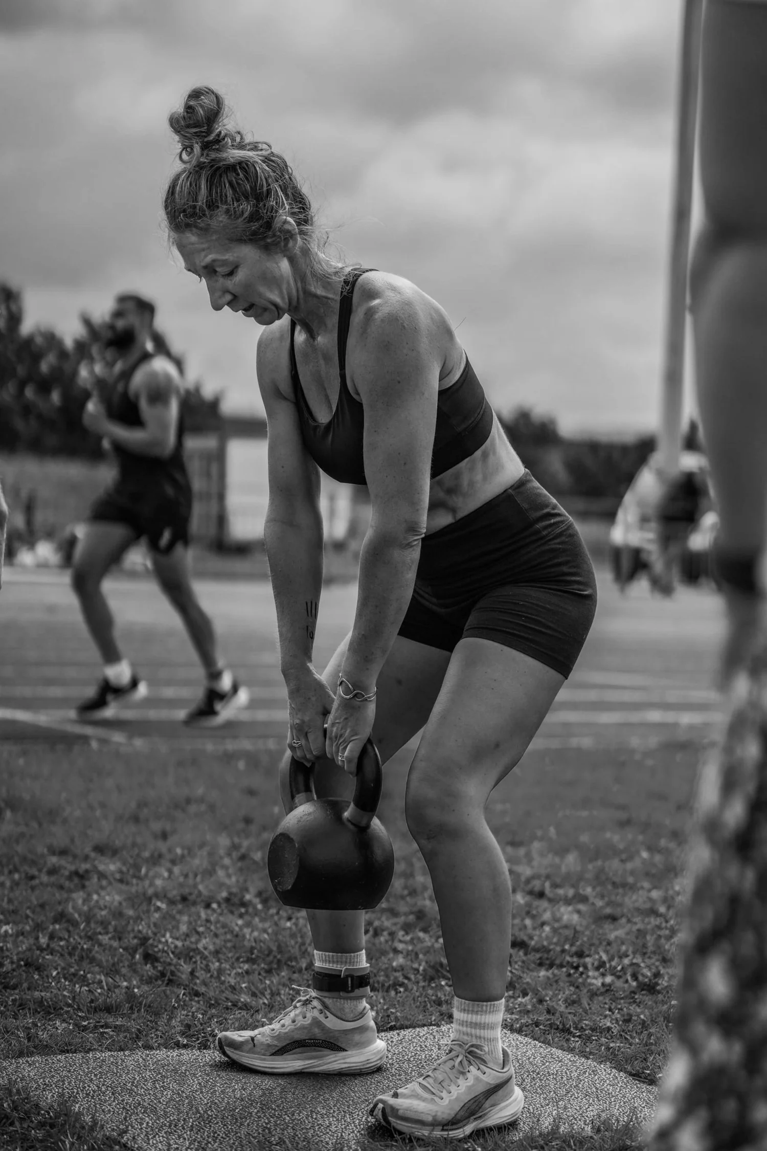 Atleta realizando levantamientos de peso muerto con kettlebell en el Deadlift labor